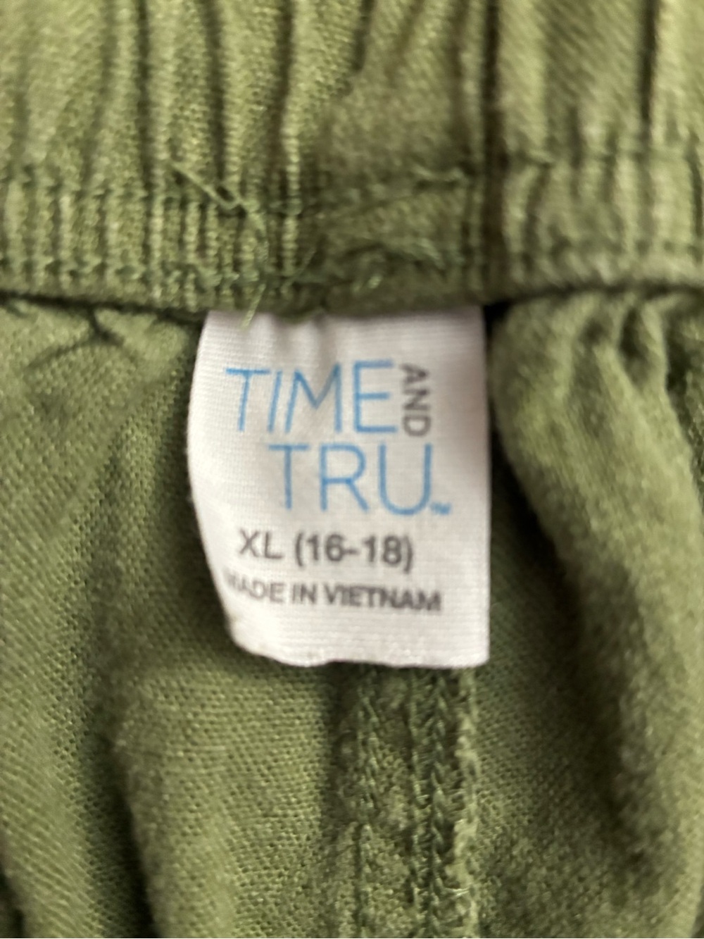 Time and Tru Womenโs Olive Cropped Pants - Picture 4 of 5
